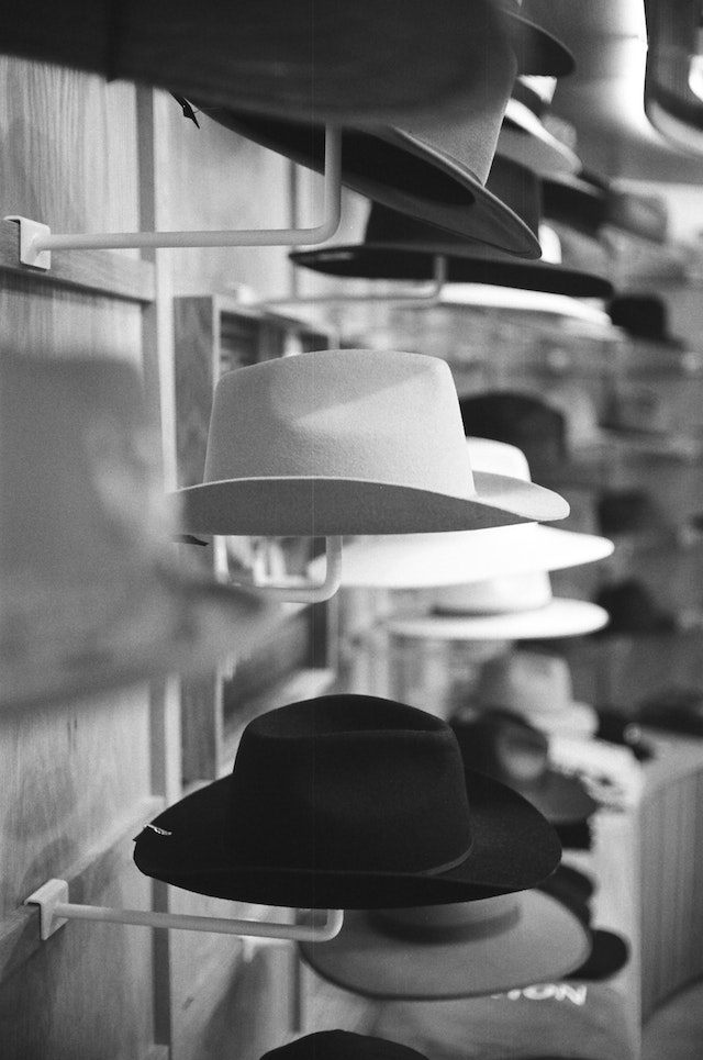 Stylowe czapki w atrakcyjnych cenach – Twoja hurtownia czapek dla modowych trendsetterów